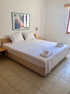 客房内保险箱、办公桌、隔音