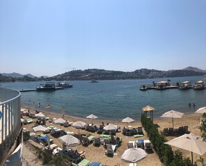 En privat strand, liggestole, parasoller