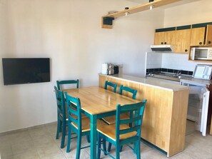 Microondas, placa de cocina, utensilios de cocina