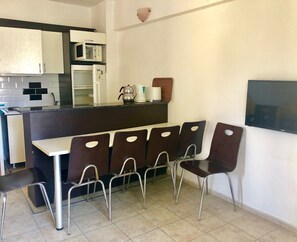 Deluxe Apartment, 2 Bedrooms, Sea Facing | Private kitchenette | Microwave, stovetop, cookware/dishes/utensils