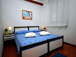 Lägenhet - 3 sovrum - utsikt mot trädgården - bottenvåning | Värdeförvaringsskåp på rummet, individuell inredning och unika möbler