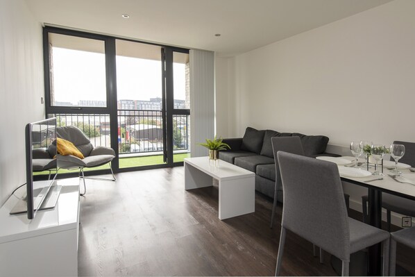 Living area - Cosy 2BR Apt Arndale Northern Qtr (Manchester)