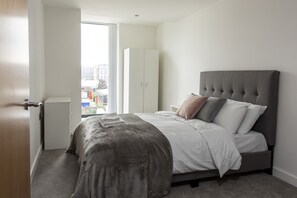 Iron/ironing board, free WiFi, bed sheets - Cosy 2BR Apt Arndale Northern Qtr (Manchester)