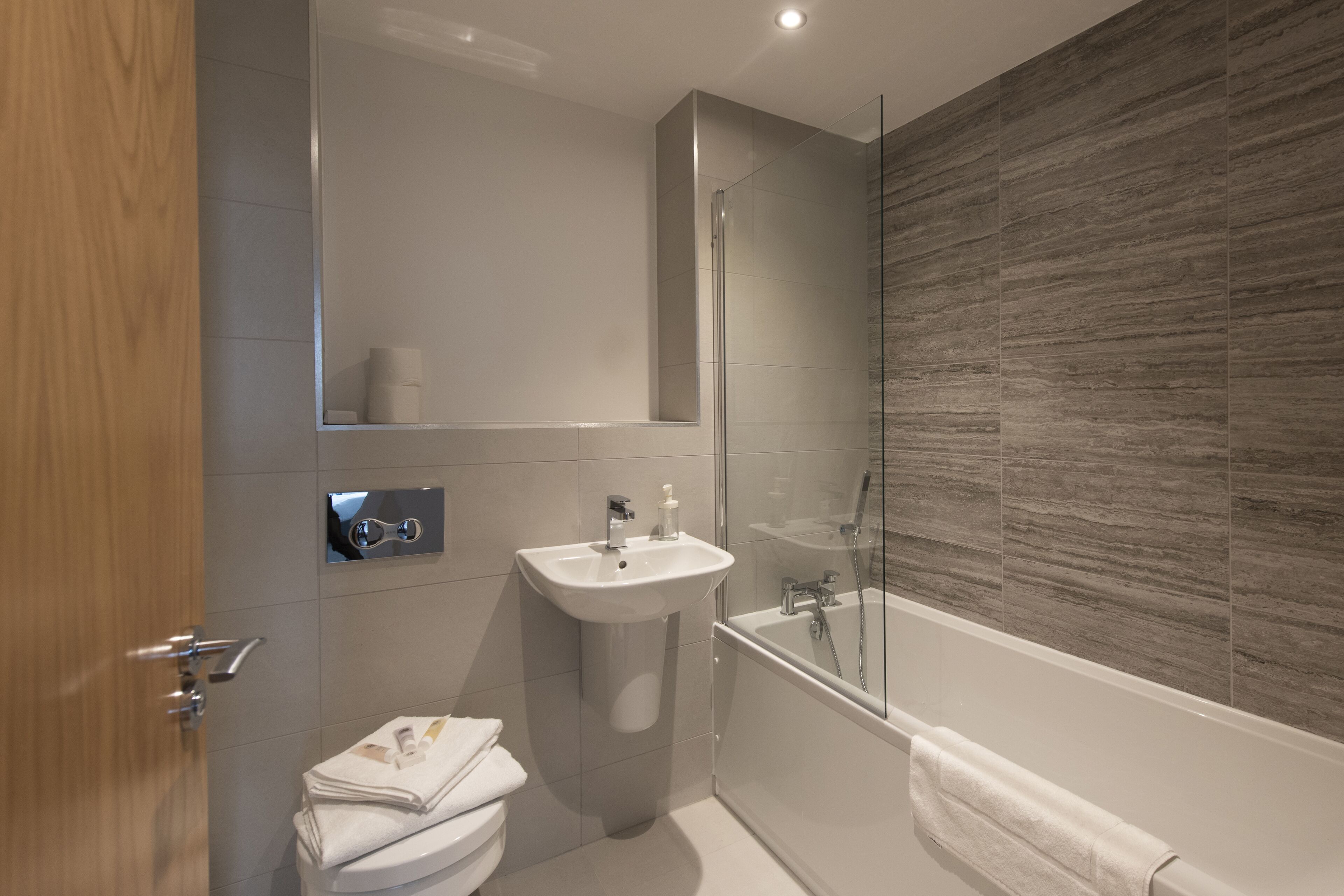Luxury Apartment | Bathroom | Combined shower/tub, free toiletries, hair dryer, towels
