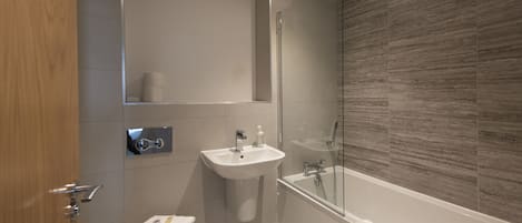 Luxury Apartment | Bathroom | Combined shower/tub, free toiletries, hair dryer, towels
