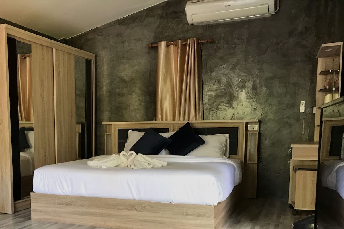 House, Hill View | Rollaway beds