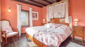 2 bedrooms, travel cot, free WiFi, bed sheets