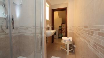 Apartment, 4 Bedrooms, Garden View | Bilik Mandi | Pancuran mandi, hulu semburan mandi hujan, bidet