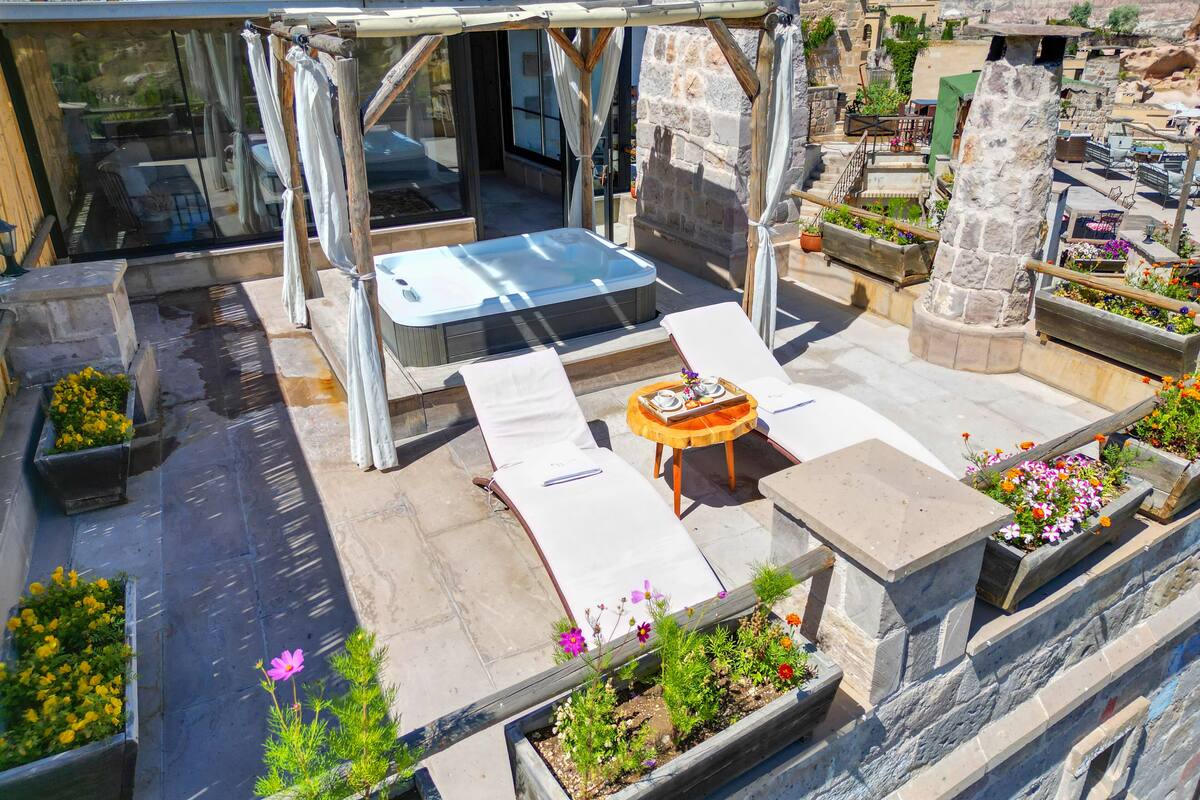 Queen Suite with Jacuzzi on the Terrace | 露台/庭院