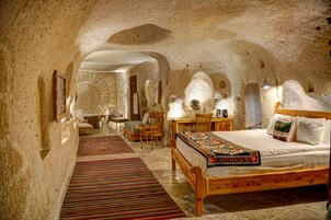 Executive Cave Suite | Κλινοσκεπάσματα υψηλή ς ποιότητας, μίνι μπαρ, χρηματοκιβώτιο στο δωμάτιο 