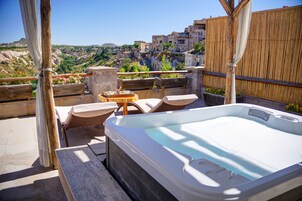 Queen Suite with Jacuzzi on the Terrace | Θέα στην κοιλάδα