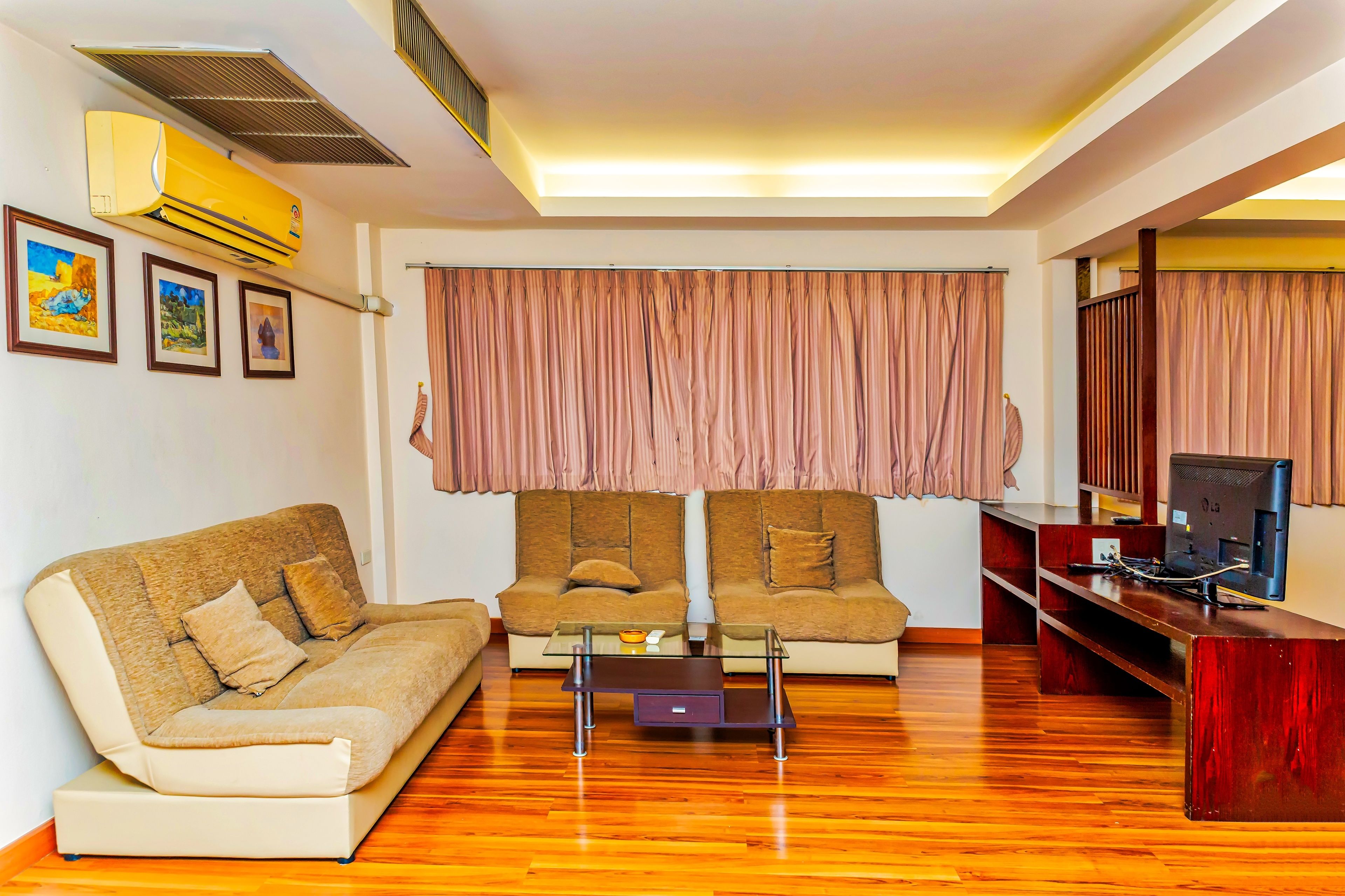 City Suite | Living area | 40-inch flat-screen TV with premium TV channels, TV