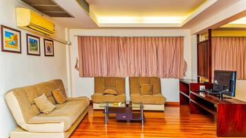 City Suite | Living area | 40-inch flat-screen TV with premium TV channels, TV