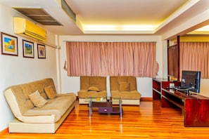 City Suite | Living area - Jolly's Guesthouse (Pattaya)