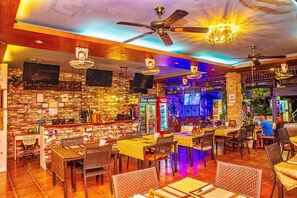 Bar (on property) - Jolly's Guesthouse (Pattaya)
