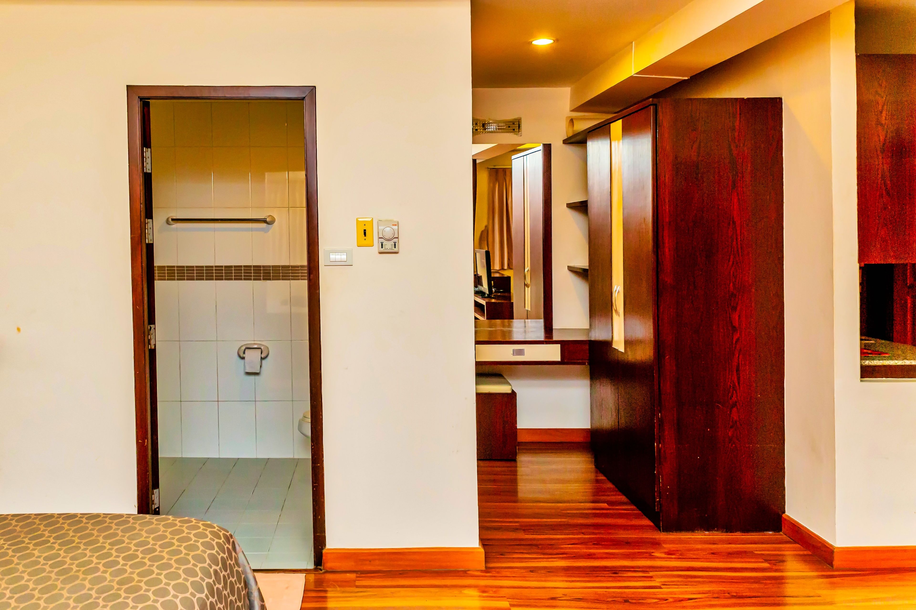 City Suite | Living area | 40-inch flat-screen TV with premium TV channels, TV