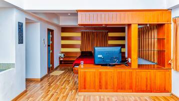 City Suite | Living area | 40-inch flat-screen TV with premium TV channels, TV