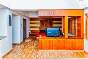 City Suite | Living area - Jolly's Guesthouse (Pattaya)