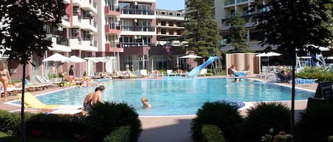 季节性开放的室外游泳池