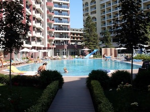 Una piscina al aire libre de temporada