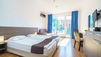 Standaard Twin kamer, balkon | Een bureau, een laptopwerkplek, verduisterende gordijnen