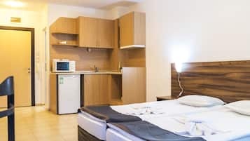 Family Studio, Balcony | Private kitchenette | Fridge, microwave, electric kettle, cookware/dishes/utensils
