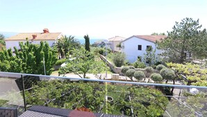 Un quartier résidentiel avec des maisons, de la verdure et une vue dégagée sur la mer.