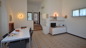 Villa, 3 soverom | Oppholdsområde | Flatskjerm-TV