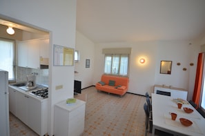 Villa, 3 Bedrooms | Private kitchen | Full-size fridge, microwave, stovetop, espresso maker - Villa Erica (Lignano Sabbiadoro)