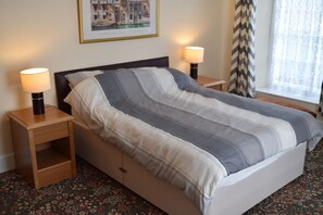 Habitación doble, 1 cama matrimonial | 4 habitaciones, escritorio y espacio para trabajar con laptop