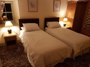 Habitación doble, 1 cama matrimonial | 4 habitaciones, escritorio y espacio para trabajar con laptop