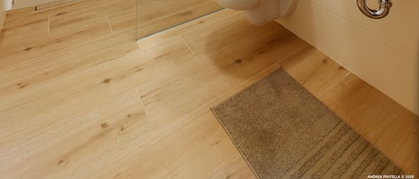 Apartamento Deluxe, vistas a la ciudad | Baño | Secador de pelo, toallas y papel higiénico