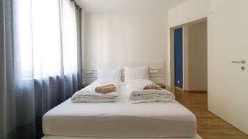 Apartemen Basic, 1 Tempat Tidur Double, pemandangan halaman | Meja kerja, ruang kerja ramah laptop, dan tirai kedap cahaya