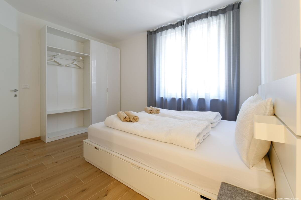 Departamento básico, 1 cama matrimonial, vista al patio | Escritorio, espacio para trabajar con laptop y cortinas blackout