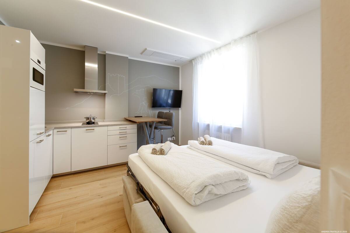 Departamento Deluxe, vista al patio | Escritorio, espacio para trabajar con laptop y cortinas blackout