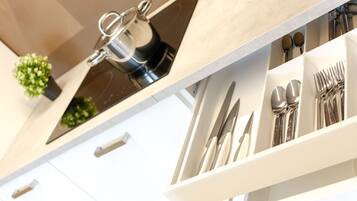 Apartemen Deluks, pemandangan kota | Fasilitas dapur bersama | Lemari es besar, microwave, kompor, dan mesin pencuci piring