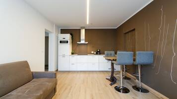 Apartemen Deluks, pemandangan kota | Dapur pribadi | Lemari es besar, microwave, kompor, dan mesin pencuci piring