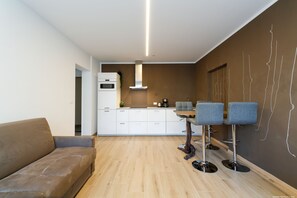 Deluxe Apartment, City View | Private kitchen | Full-sized fridge, microwave, stovetop, dishwasher - Apartment Terme (Merano)