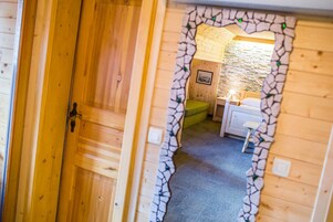 Minibar, caja de seguridad en la habitación y escritorio