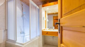 Comfort Double Room | Bathroom | Shower, rainfall showerhead, hair dryer, bathrobes