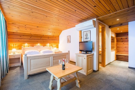 Comfort Double Room | Minibar, in-room safe, desk, free cribs/infant beds