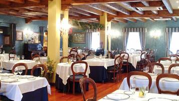 Desayuno completo (EUR 4 por persona)