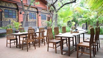 Aperto a colazione, pranzo e cena, cucina locale