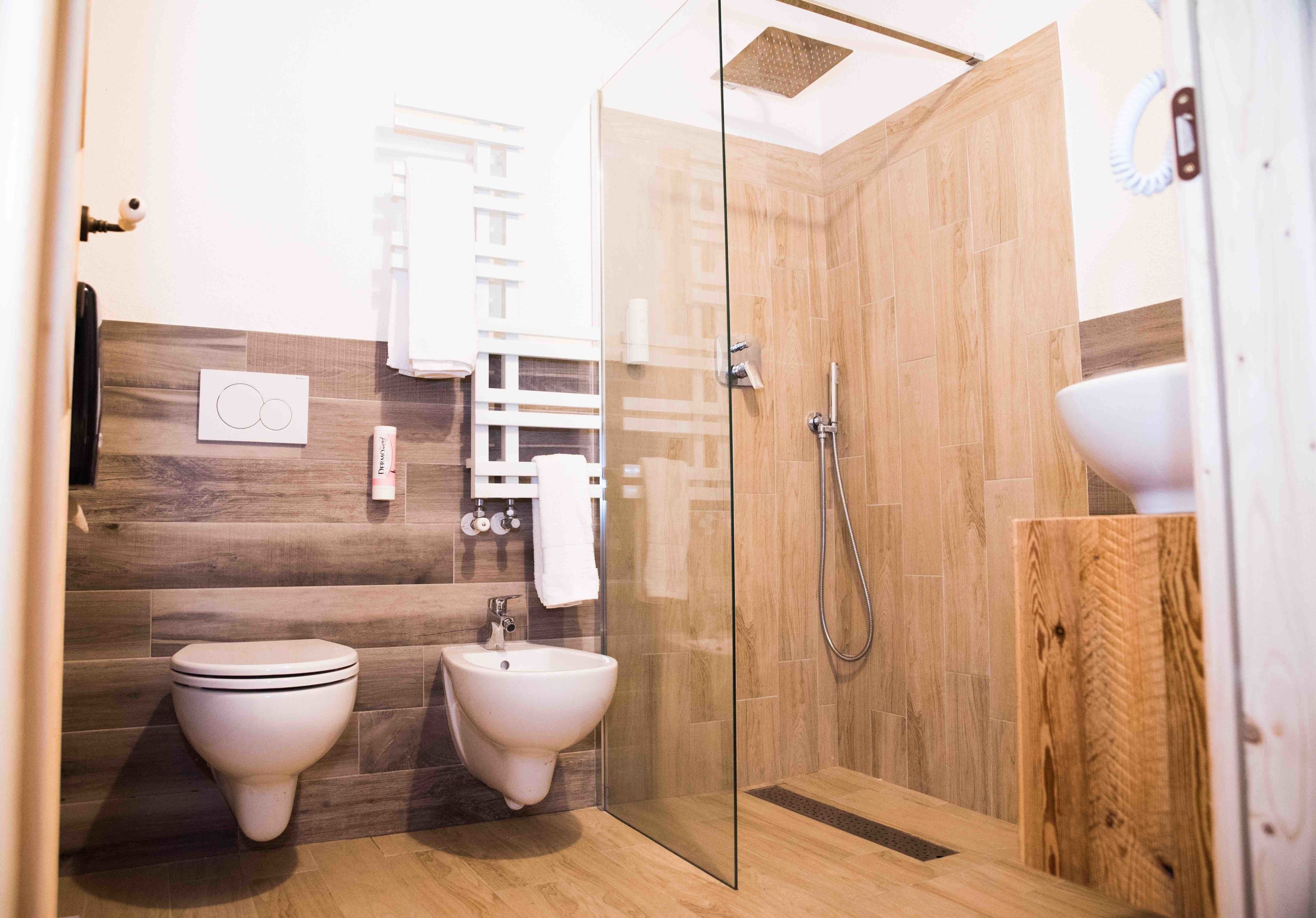 Shower, rainfall showerhead, free toiletries, bidet