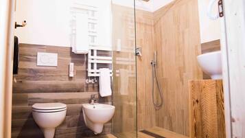 Shower, rainfall showerhead, free toiletries, bidet