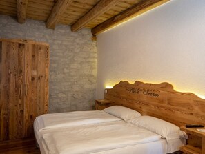 Comfort Double or Twin Room, 1 Double or 2 Twin Beds, Ensuite | In-room safe, desk, free WiFi, bed sheets - Locanda Ponte Serra (Lamon)