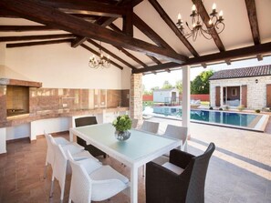 Huvila, useita sänkyjä | Ruokailu