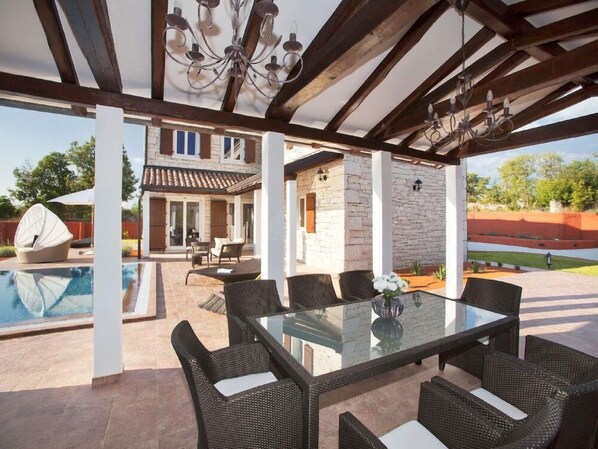 Huvila, useita sänkyjä | Parveke