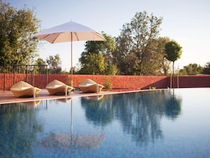 Huvila, useita sänkyjä | Uima-allas | Kauden mukainen ulkouima-allas, aurinkovarjoja, aurinkotuoleja