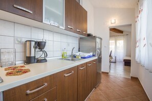 Appartement, plusieurs lits | Cuisine privée | Réfrigérateur, plaque de cuisson, machine à expresso